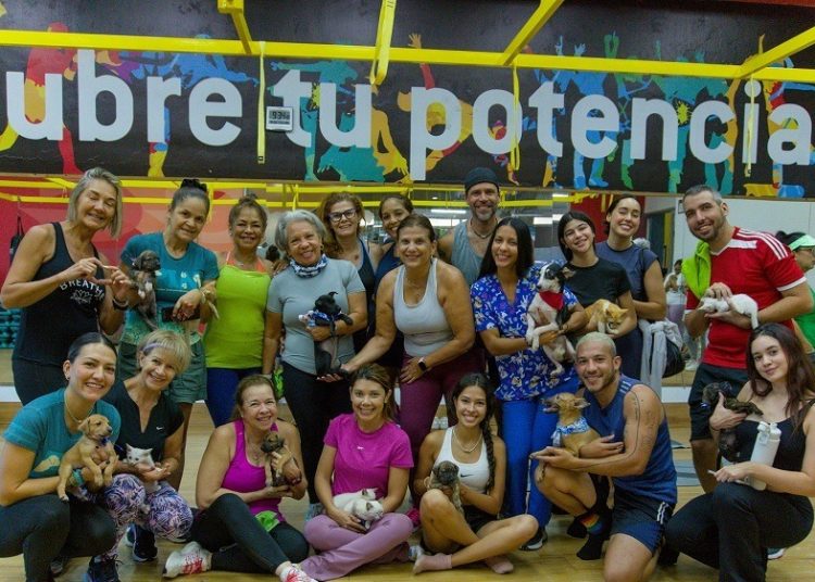 Gold´s Gym realizó clase de Puppy Yoga junto a la fundación PIM Margarita