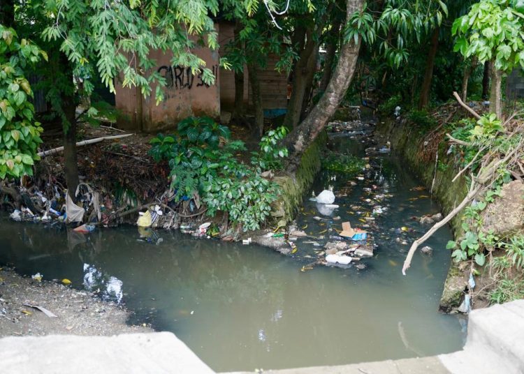 Cañada en La Compuerta de Los Alcarrizos: cinco años siendo foco de contaminación