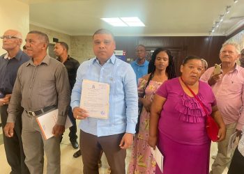 Comunitarios de Sabana Perdida y diputado Raposo someten proyectos para mejorar calles y educación