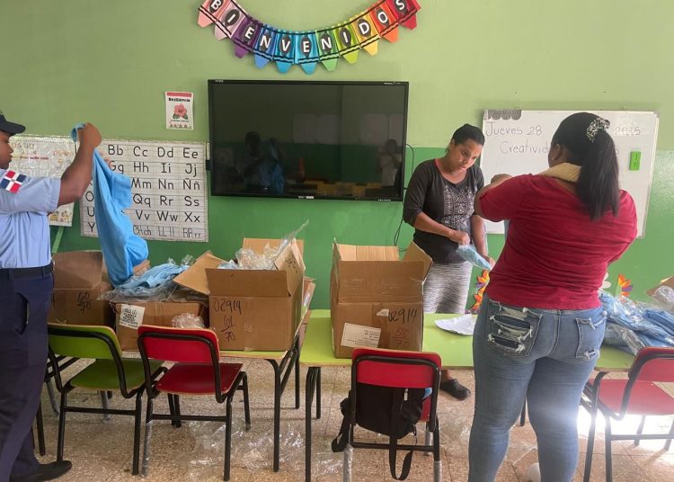 Centro Educativo Daniela Ondina Graciano entrega uniformes escolares a sus estudiantes
