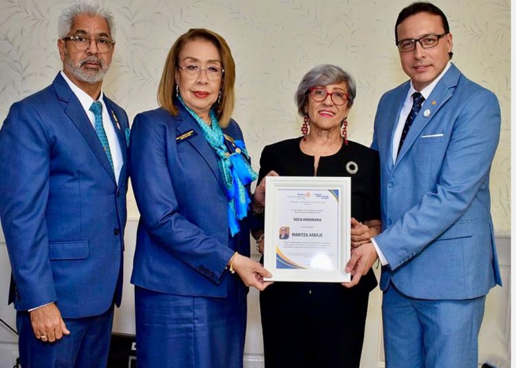 La Gobernadora Distrital de Rotary, Olga V. Acosta Sena, visita el Rotary Club Santo Domingo Mirador