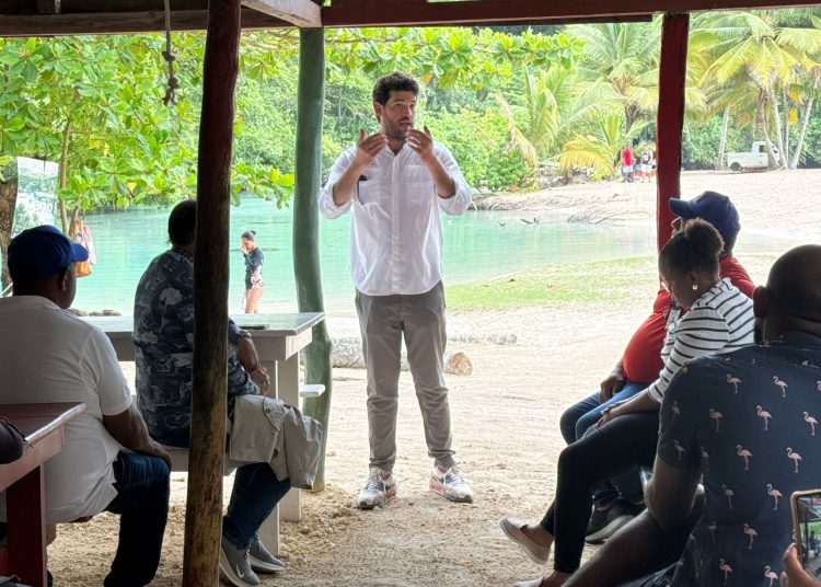 Solicitan intervención urgente para proteger el balneario Caño Frío del impacto del sargazo