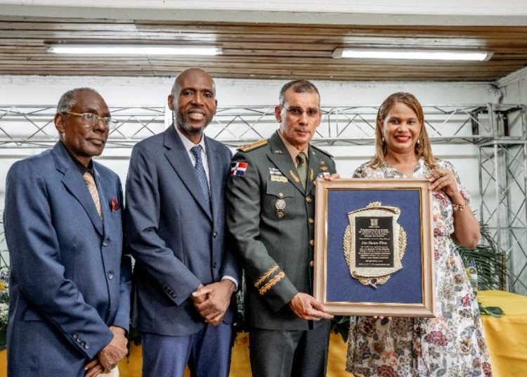 Alcaldía de La Romana reconoce al Mayor General Jorge Iván Camino Pérez y a otros militare