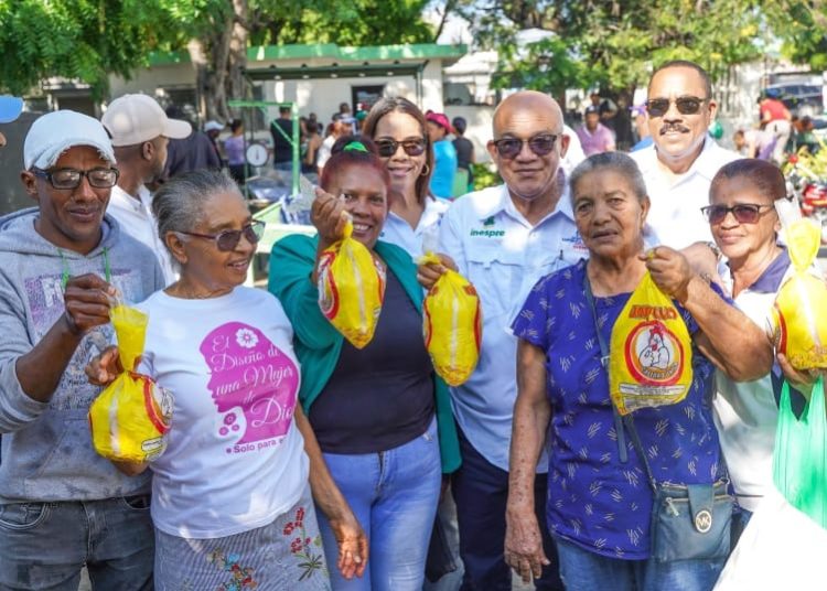 Sanjuaneros aprovechan pollos a RD$200 durante lanzamiento del programa “Inespre en la Provincia” en San Juan