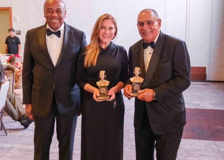 Carolina es reconocida con premio “Excelencia al Mérito Gran Dominicanísimo 2025”