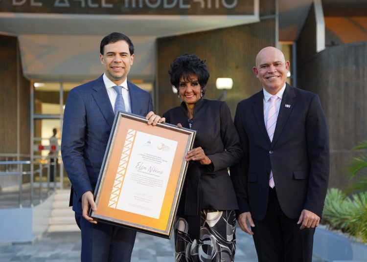 Cultura inaugura la Bienal de Artes Visuales dedicada a la pintora Elsa Núñez