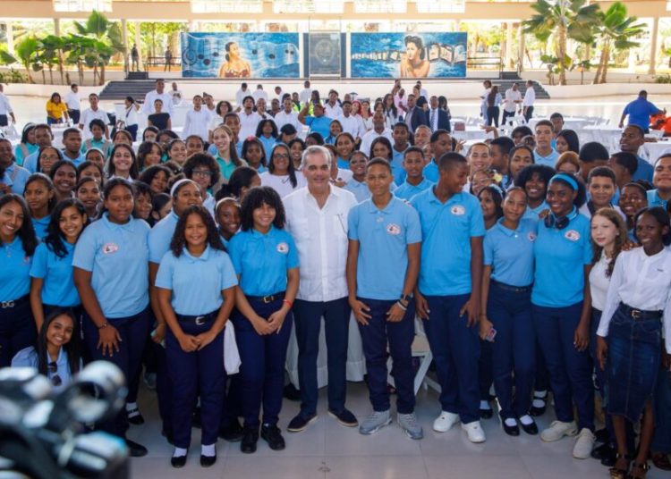 Abinader inaugura centro educativo en Enriquillo y se reúne con jóvenes en Barahona