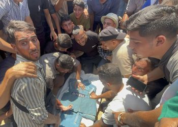 Israel mató el lunes a 75 gazatíes, 20 en el hospital de Nasser y 17 buscando comida