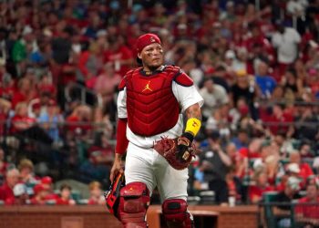 Yadier Molina regresa al dugout de los Cardenales como coach invitado
