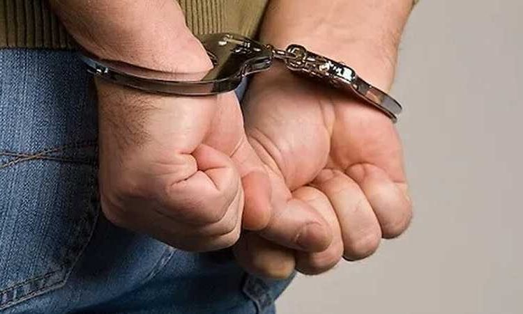 Se entrega joven acusado de robo de vehículo en Santiago