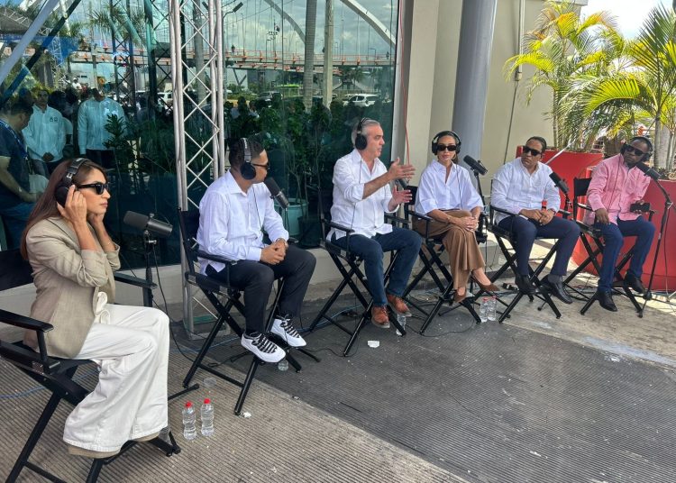 Abinader anuncia próximas obras viales durante inauguración de trenes con seis vagones del Metro SD