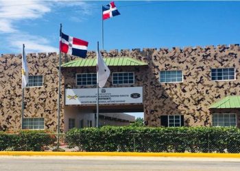 Depositan ofrenda floral por el 19 aniversario del CESFRONT