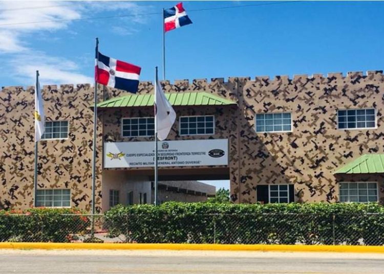 Depositan ofrenda floral por el 19 aniversario del CESFRONT