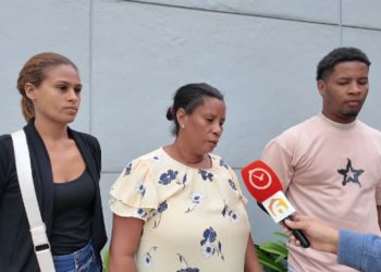 Madre denuncia asesinato de su hijo en Brisas del Este y asegura que recibe amenazas de los acusados