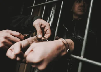 Pistolero en minibús de SDE es arrestado tras disputa por asiento, tras asesinato y herida a pasajera