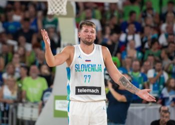 Luka Doncic enciende las alarmas tras recibir un golpe en la rodilla derecha ante Letonia