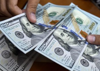 El salario mínimo en Venezuela llega a un dólar por mes, según el cambio del Banco Central