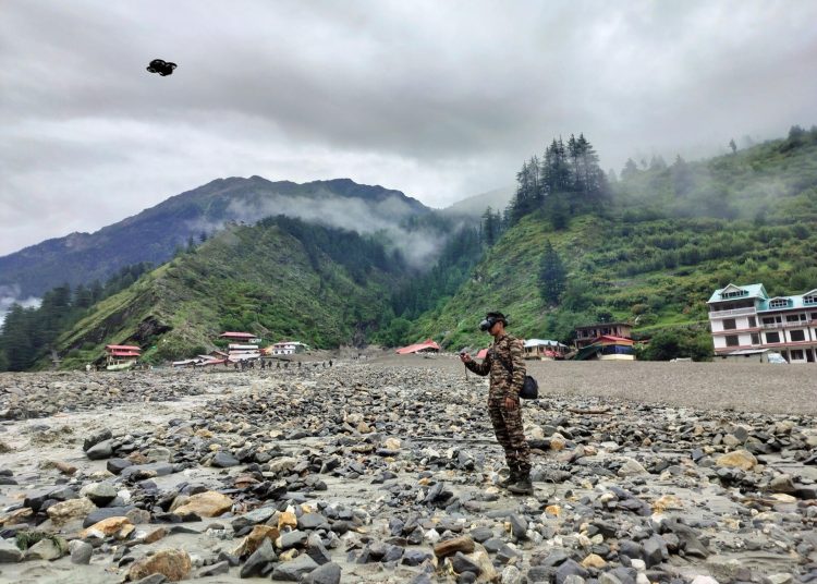 Más de 100 desaparecidos y al menos 5 muertos por una riada súbita en el Himalaya indio