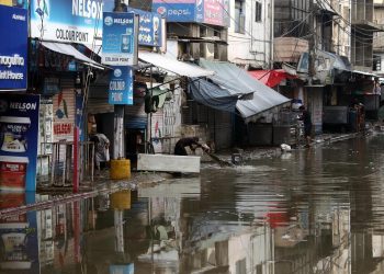 Aumentan a 739 los muertos en Pakistán, con Karachi paralizada por las lluvias