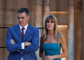 Un juez imputa a la mujer de Pedro Sánchez por malversación en el contrato de su asesora