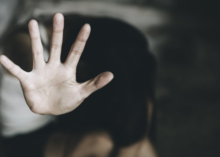 Policía persigue a seis hombres acusados de abusar de joven en Villa González; exhorta a entregarse