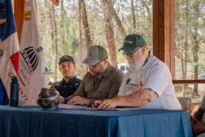 Medio Ambiente y Grupo Jaragua firman acuerdo para fortalecer la gestión de los parques Sierra de Bahoruco y Jaragua