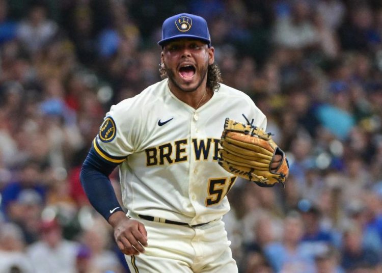 Con 8 ponches, Peralta guía a los Cerveceros al triunfo sobre Toronto