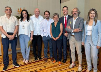 Senadores de Estados Unidos se reúnen con cinco aspirantes presidenciales colombianos