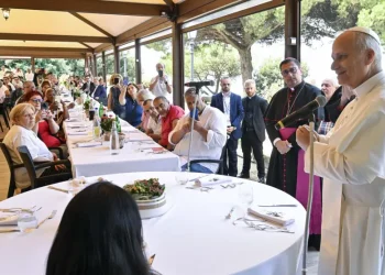 El papa almorzó con un centenar de pobres en Castel Gandolfo