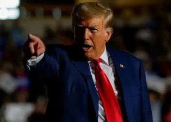 Trump expande su política de deportación a terceros países con Honduras y Uganda, dice CBS