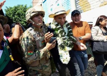 Una turba apedrea al candidato Andrónico Rodríguez tras emitir su voto en Bolivia