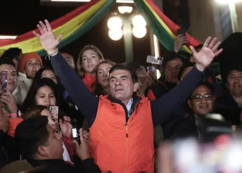 Bolivia va a una segunda vuelta electoral polarizada y con agresiones entre candidatos