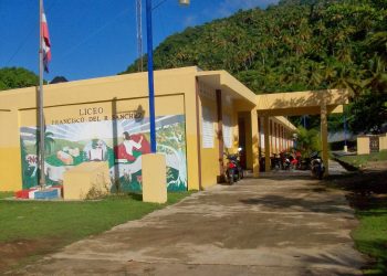 Cuatro adolescentes detenidos tras intoxicación masiva en liceo de Nagua