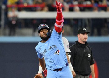 Vladimir Guerrero Jr. lidera la remontada y Azulejos vencen con triunfo de oro sobre Astros
