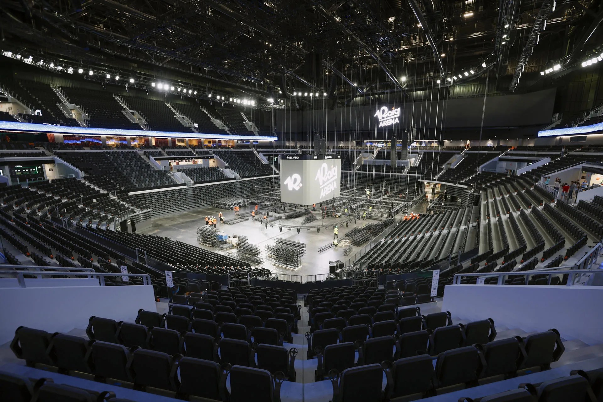Vista de la presentación del Roig Arena este martes, el recinto cubierto multiusos y nueva casa del Valencia Basket que se inaugura este sábado con un presupuesto de 300 millones de euros que ha sufragado íntegramente Juan Roig, presidente de Mercadona, con su patrimonio personal, y que busca convertirse en el nuevo gran centro de conciertos y actos socioculturales y empresariales de la ciudad.-EFE/ Biel Aliño
