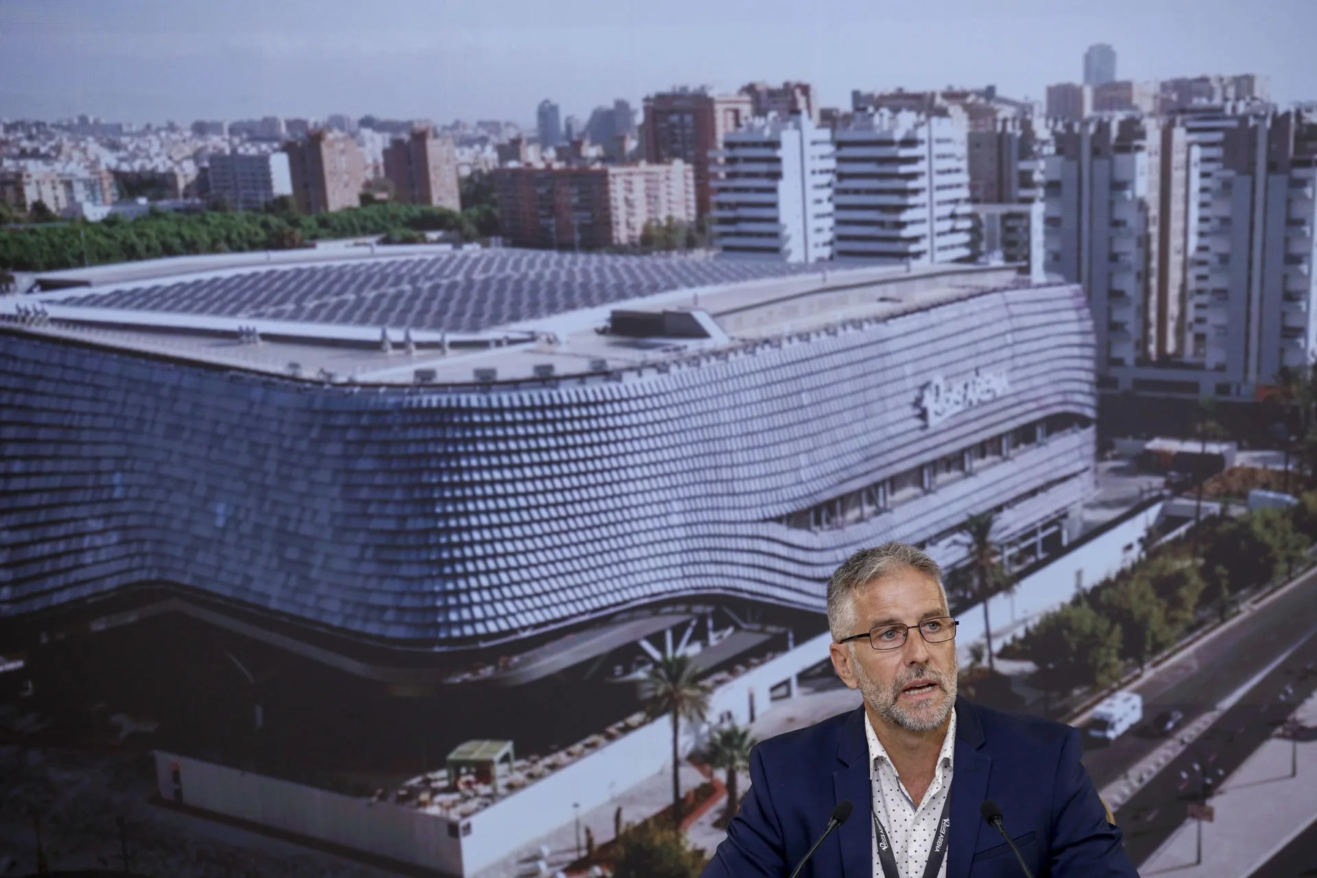 El Director General del Roig Arena, Víctor Sendra, este martes durante la presentación del Roig Arena, el recinto cubierto multiusos y nueva casa del Valencia Basket que se inaugura este sábado con un presupuesto de 300 millones de euros que ha sufragado íntegramente Juan Roig, presidente de Mercadona, con su patrimonio personal, y que busca convertirse en el nuevo gran centro de conciertos y actos socioculturales y empresariales de la ciudad.-EFE/ Biel Aliño

