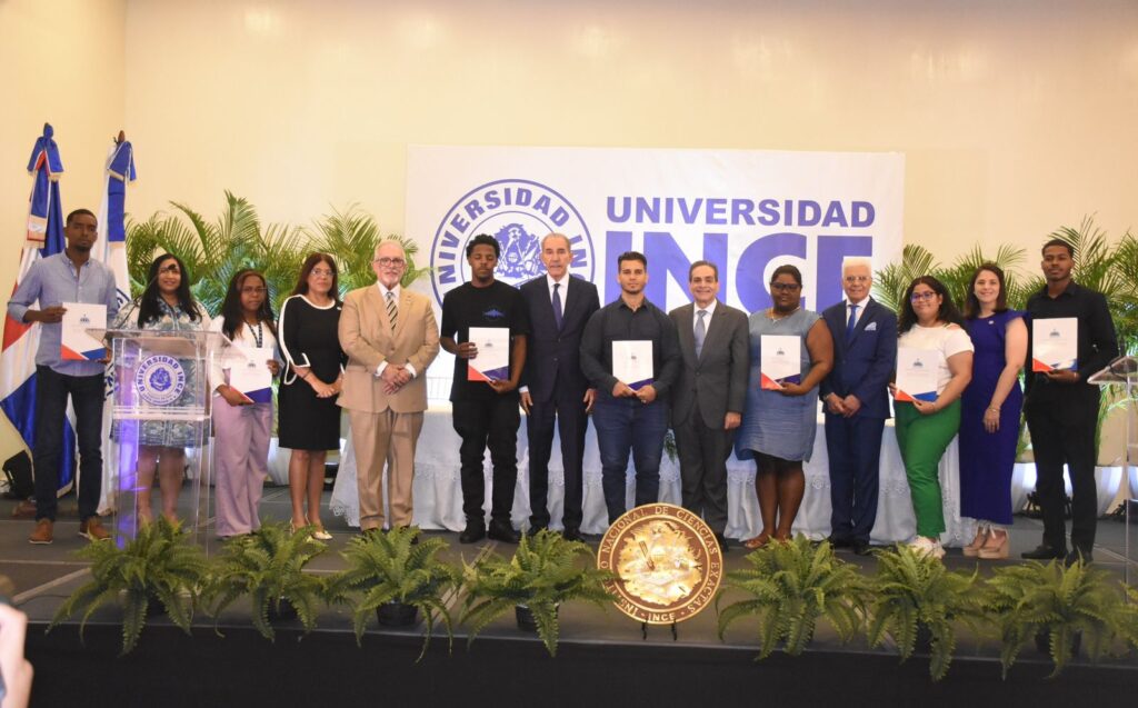 MESCyT entrega 27 becas nacionales para estudiantes en la Universidad INCE - Noticias de hoy en República Dominicana | De Último Minuto
