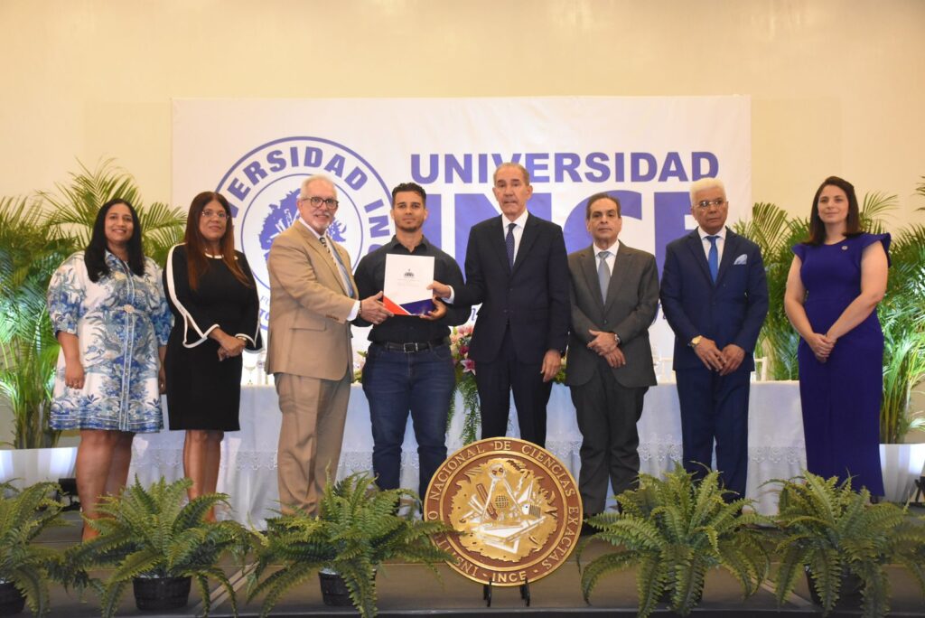 MESCyT entrega 27 becas nacionales para estudiantes en la Universidad INCE - Noticias de hoy en República Dominicana | De Último Minuto