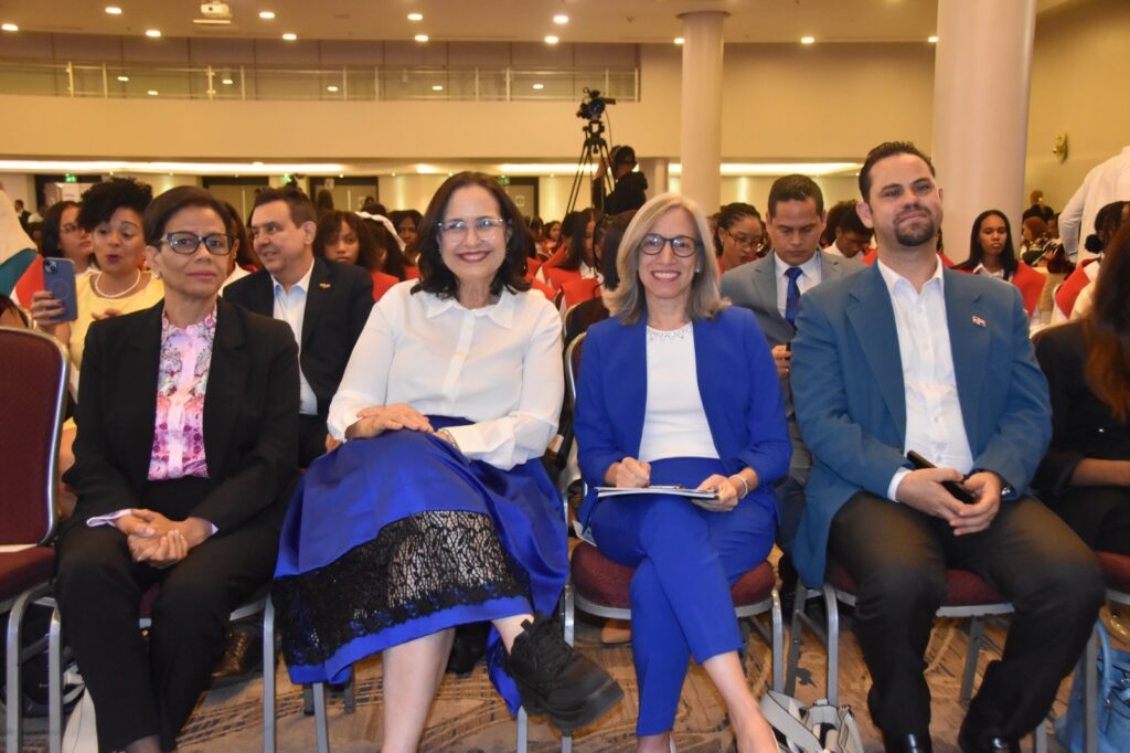 Educación gradúa a 300 jóvenes estudiantes del diplomado “Yo Emprendedor 2025” - Noticias de hoy en República Dominicana | De Último Minuto