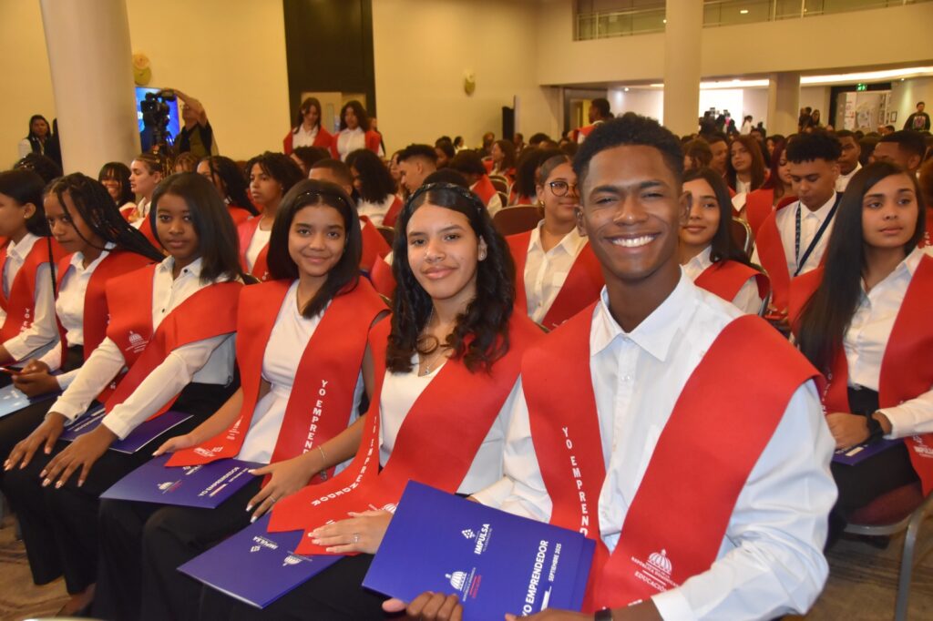 Educación gradúa a 300 jóvenes estudiantes del diplomado “Yo Emprendedor 2025” - Noticias de hoy en República Dominicana | De Último Minuto