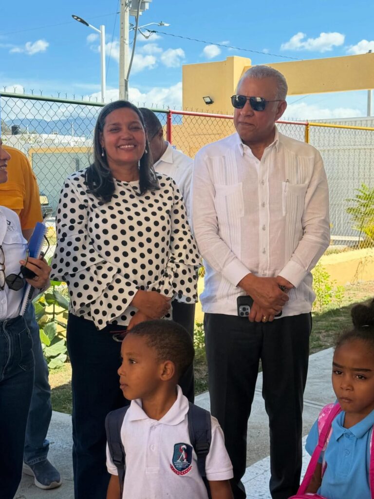 Gobernadora Minerva Navarro recibe al Ministro Administrativo de la Presidencia en Monte Grande - Noticias de hoy en República Dominicana | De Último Minuto