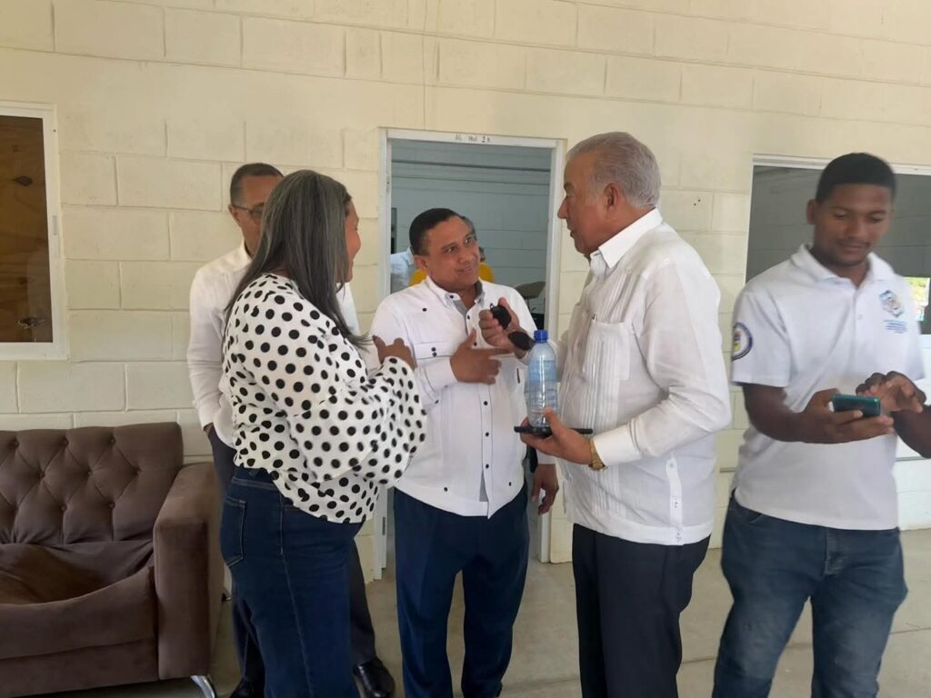 Gobernadora Minerva Navarro recibe al Ministro Administrativo de la Presidencia en Monte Grande - Noticias de hoy en República Dominicana | De Último Minuto
