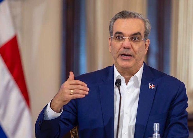 Abinader defiende estabilidad del peso ante el dólar; califica la devaluación como “mínima”