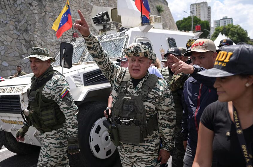Régimen de Maduro militariza Caracas en medio de crecientes tensiones con Estados Unidos
