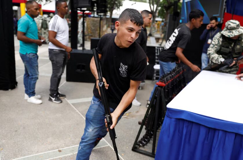 Fuerzas Armadas de Venezuela entrenan a civiles en manejo de armas en medio de tensiones con EE.UU. | 3 | Fuerzas Armadas de Venezuela entrenan a civiles en manejo de armas en medio de tensiones con EE.UU.