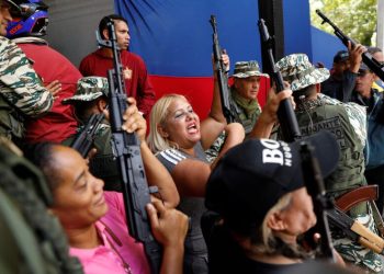 Fuerzas Armadas de Venezuela entrenan a civiles en manejo de armas en medio de tensiones con EE.UU.