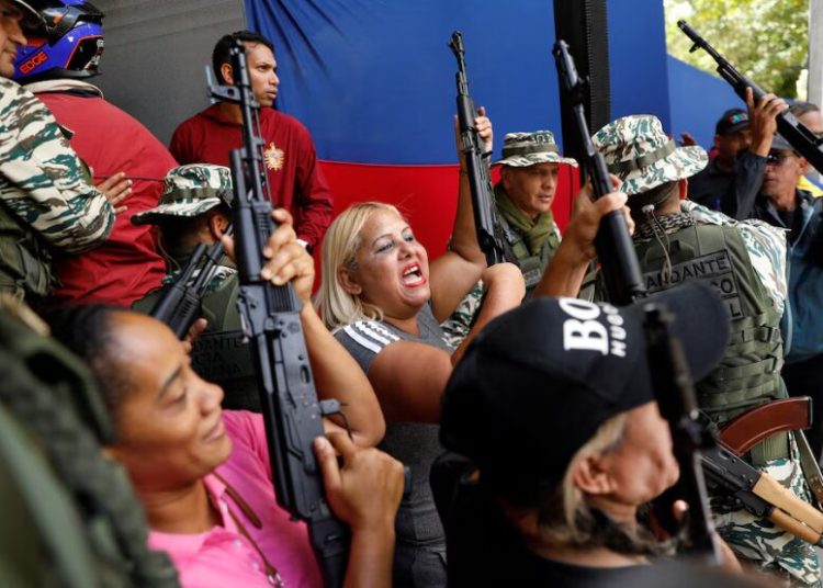 Fuerzas Armadas de Venezuela entrenan a civiles en manejo de armas en medio de tensiones con EE.UU.