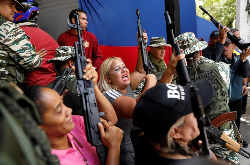 Fuerzas Armadas de Venezuela entrenan a civiles en manejo de armas en medio de tensiones con EE.UU. | 4 | Fuerzas Armadas de Venezuela entrenan a civiles en manejo de armas en medio de tensiones con EE.UU.