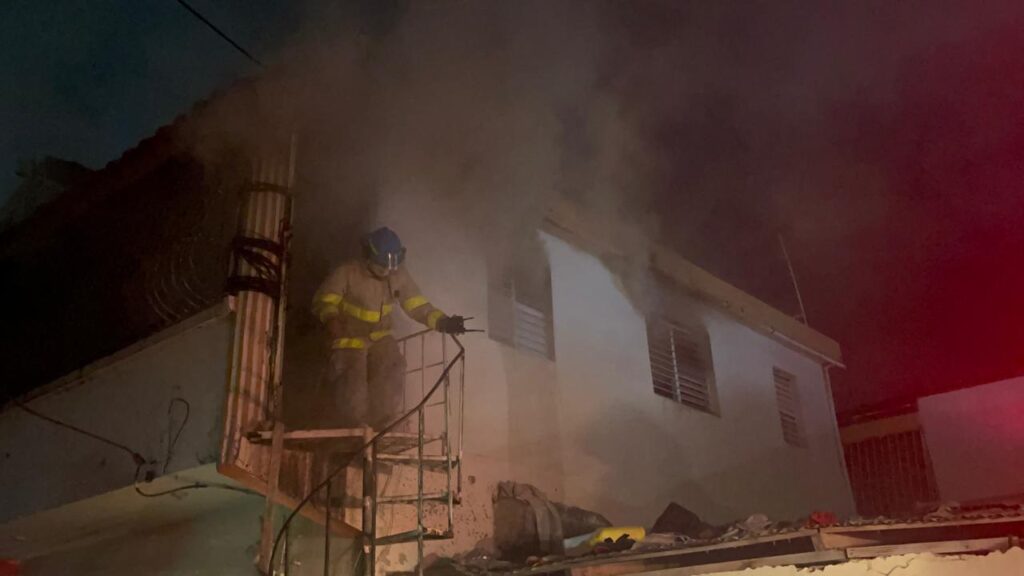 Incendio destruye segundo nivel de vivienda en Santiago Oeste y deja a tres personas en la intemperie | 3 | Incendio destruye segundo nivel de vivienda en Santiago Oeste y deja a tres personas en la intemperie - Noticias de hoy en República Dominicana | De Último Minuto