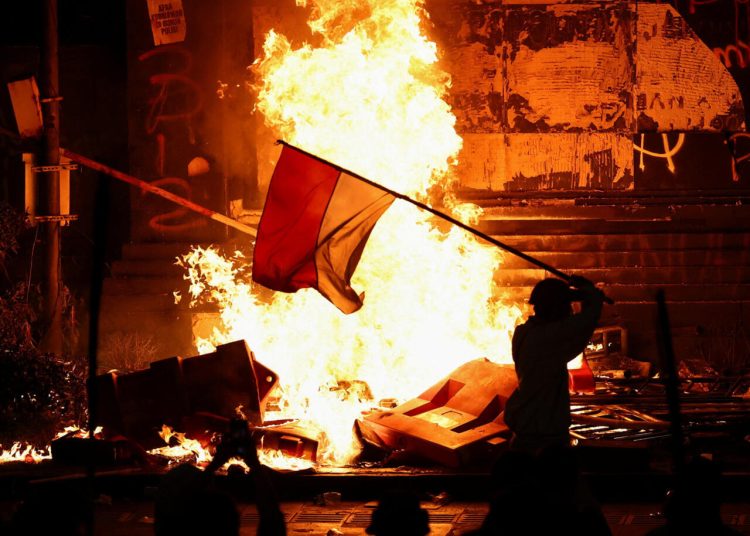 Incendian el Congreso en Indonesia por aumento salarial de legisladores